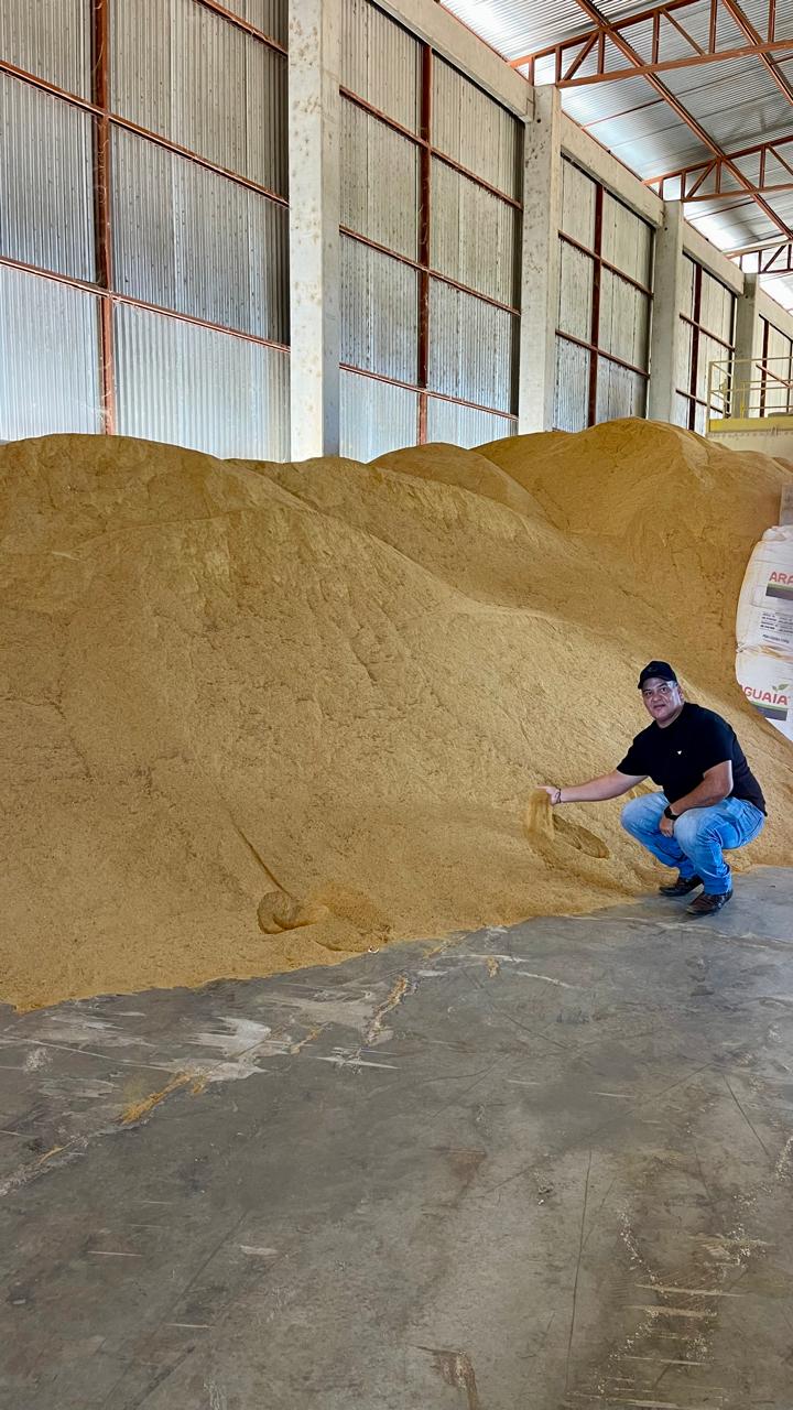 Verificando a qualidade do DDG, subproduto do milho gerado na produção de etanol do milho